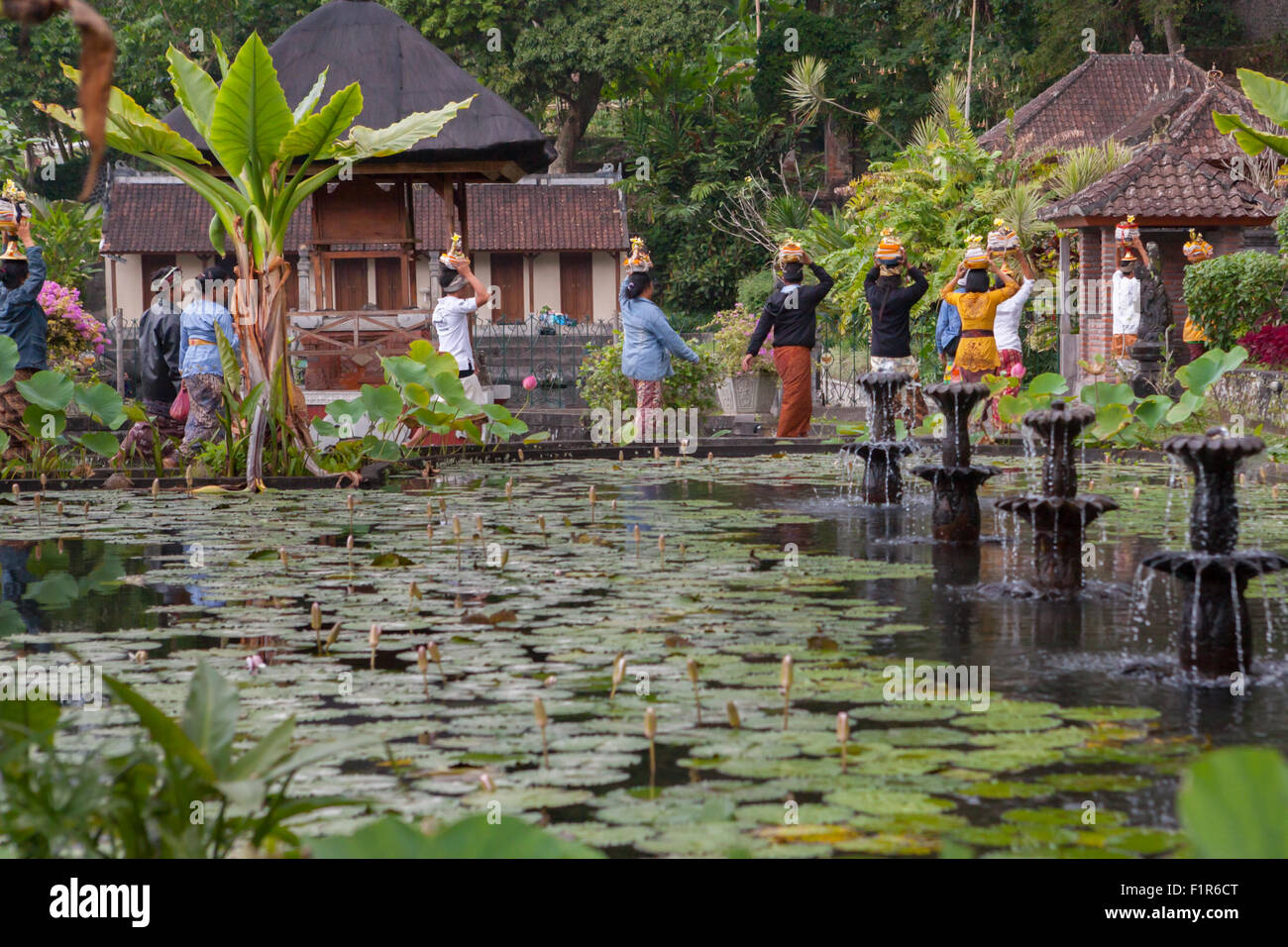 Traditionelle balinesische Parade auf der Durchreise dekorierten Garten und Teich. Stockfoto