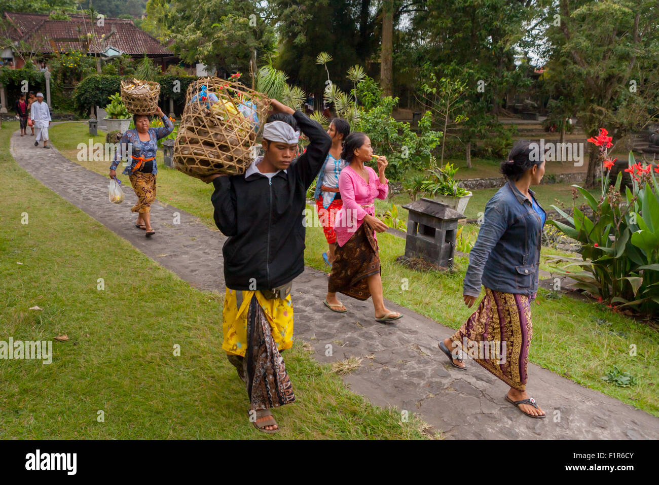 Bali Passanten in Gruppe Angebote. Stockfoto