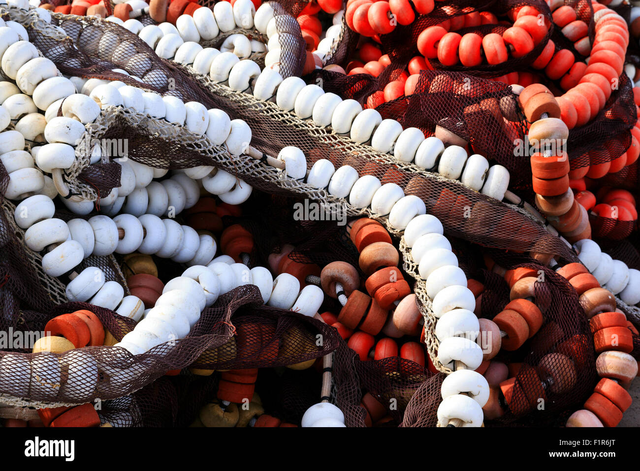 Fischernetze am Kai Stockfoto