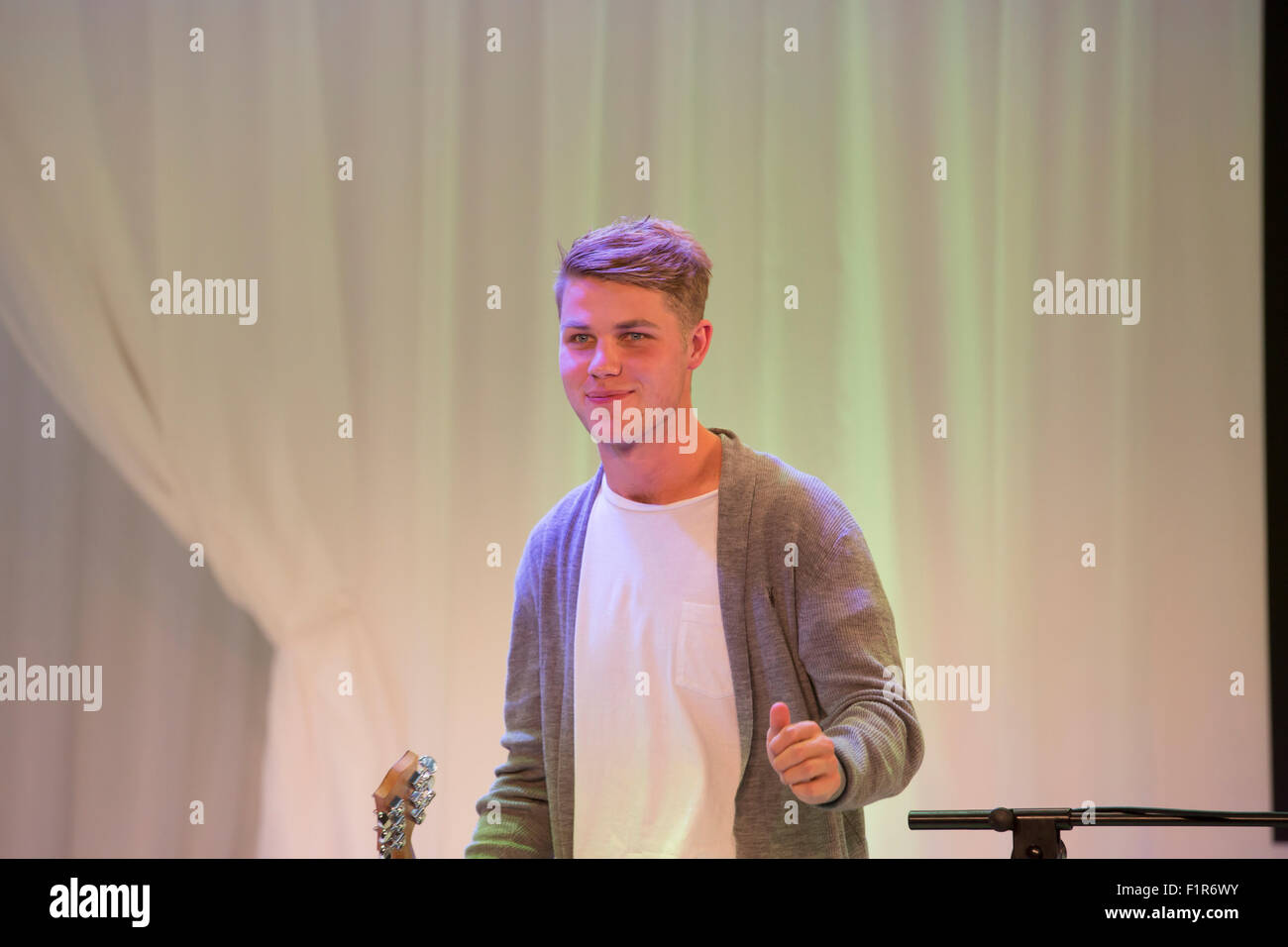 Stratford, UK. 6. September, 2015.Simeon Baker beim Grand Final Gigs spielt, Großbritanniens größte Straßenmusik-Wettbewerb, organisiert von der Londoner Bürgermeister findet im Einkaufszentrum Westfield Stratford City Credit: Keith Larby/Alamy Live News Stockfoto