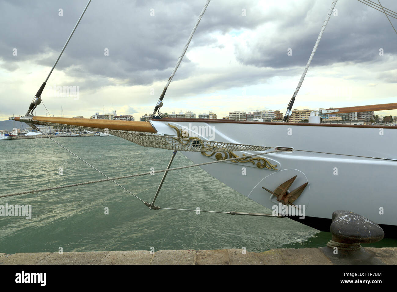 Beugen der Segelyacht, die "Fleurtje" in Puerto de Burriana festgemacht Stockfoto