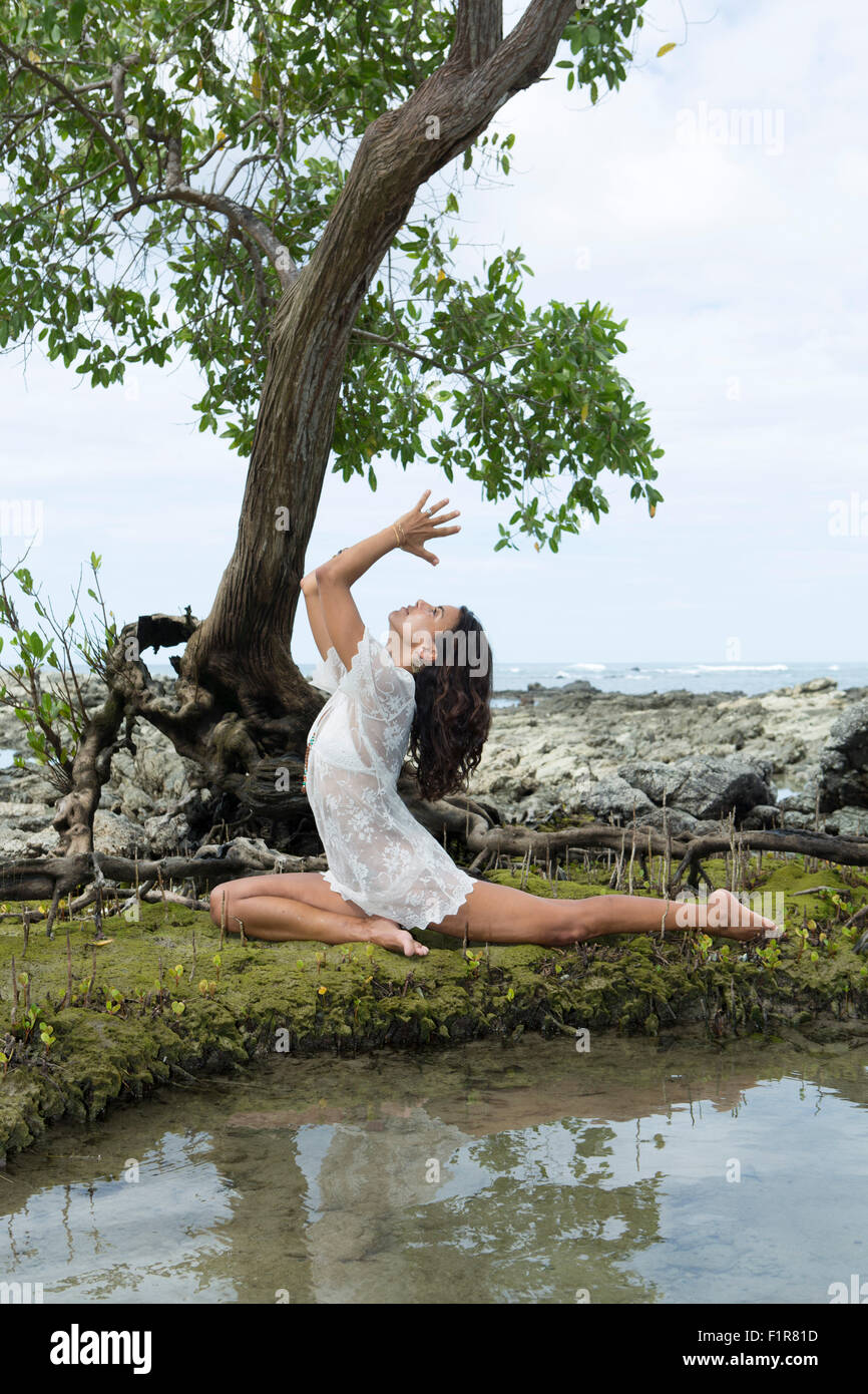 Gisele Bundchen Yoga-Lehrerin Cristina Kalyani Paes darstellende Yoga am Strand in Santa Teresa, Costa Rica Stockfoto