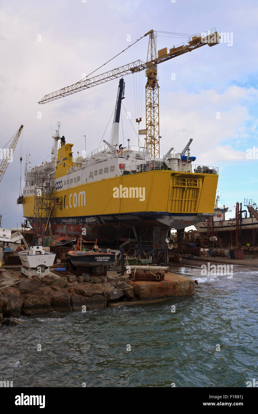 Fähre im Trockendock in Puerto de Burriana Stockfoto