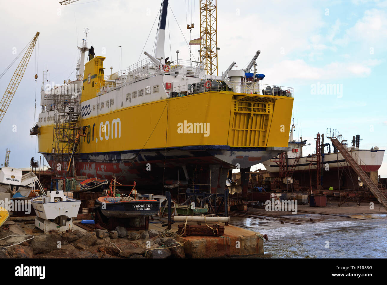 Fähre im Trockendock in Puerto de Burriana Stockfoto