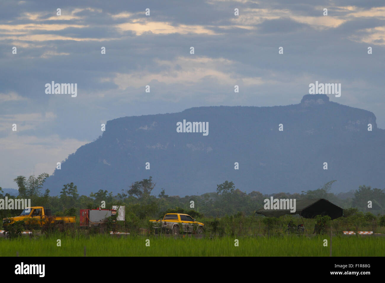 Bukit Tilung, ein heiliger Berg im traditionellen Glaubenssystem der Dayak-Gemeinschaften, wird von Putussibau, Kapuas Hulu, West Kalimantan, Indonesien, aus gesehen. Stockfoto