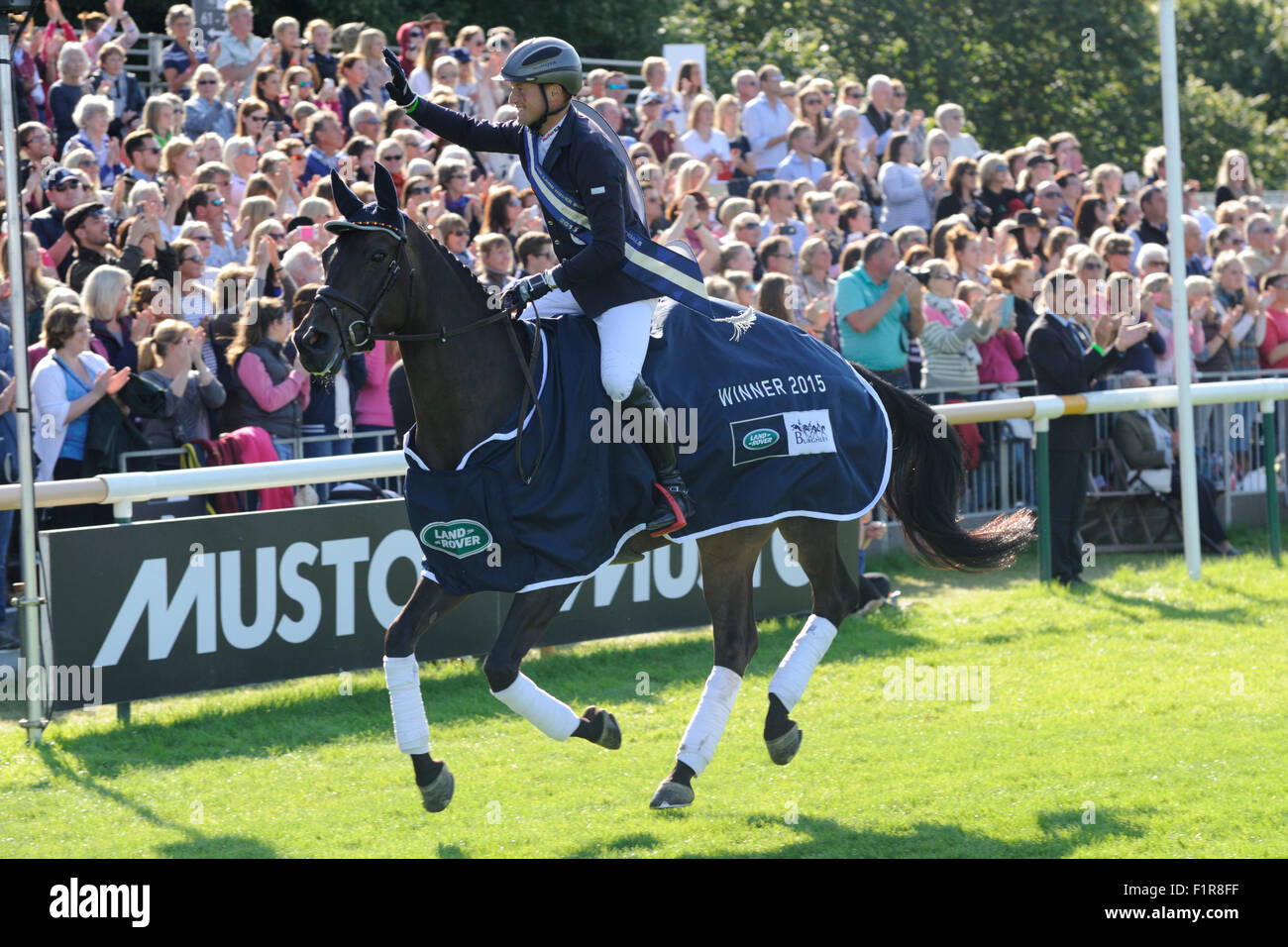 Stamford, UK. 6. September 2015. Der Land Rover Burghley Horse Trials. Michael Jung (GER) Reiten LA BIOSTHETIQUE - SAM FBW nach 2015 Land Rover Burghley Horse Trials zu gewinnen. Der Land Rover Burghley Horse Trials statt 3.-6. September. Bildnachweis: Jonathan Clarke/Alamy Live-Nachrichten Stockfoto