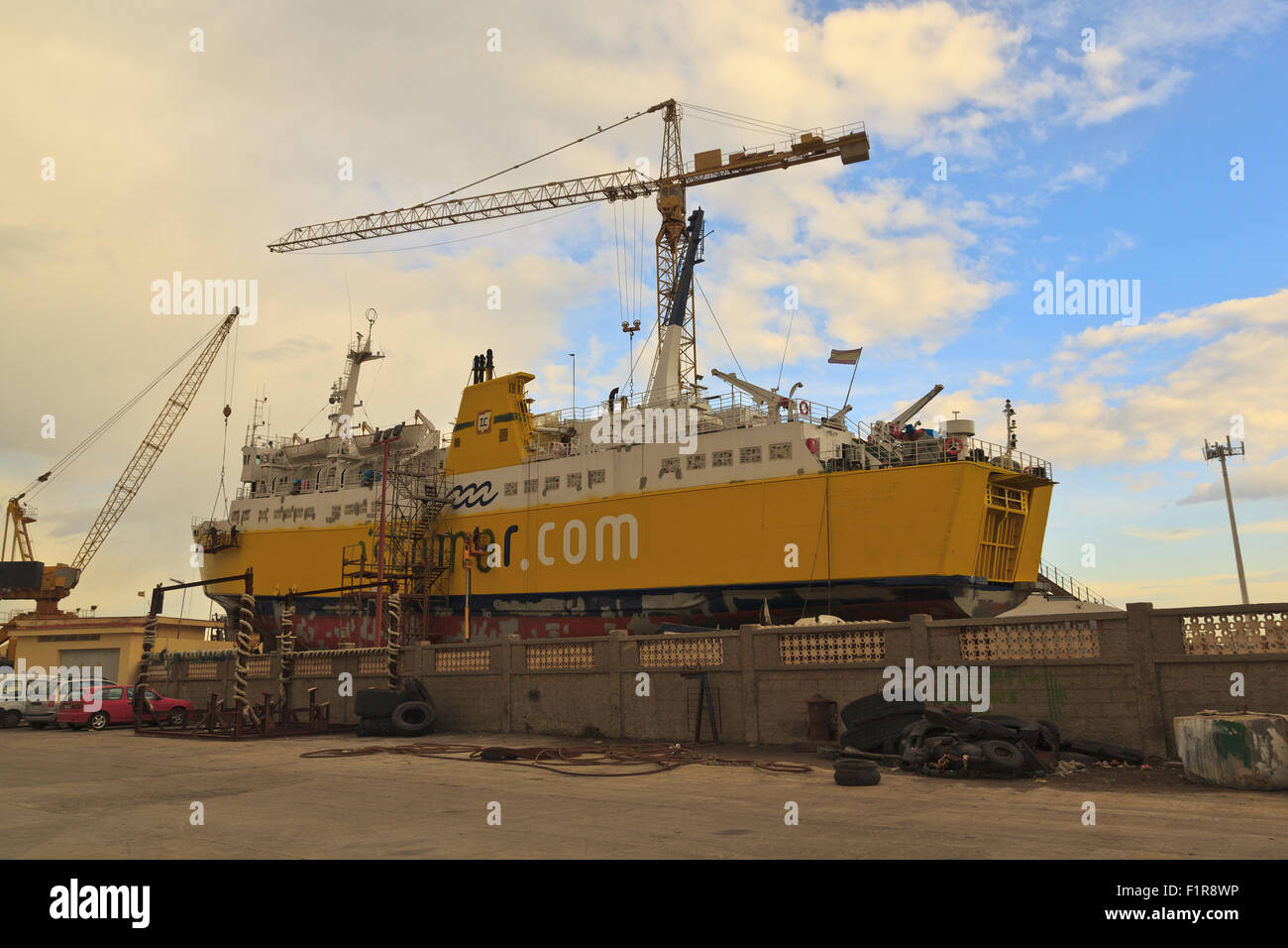 Fähre im Trockendock in Puerto de Burriana Stockfoto