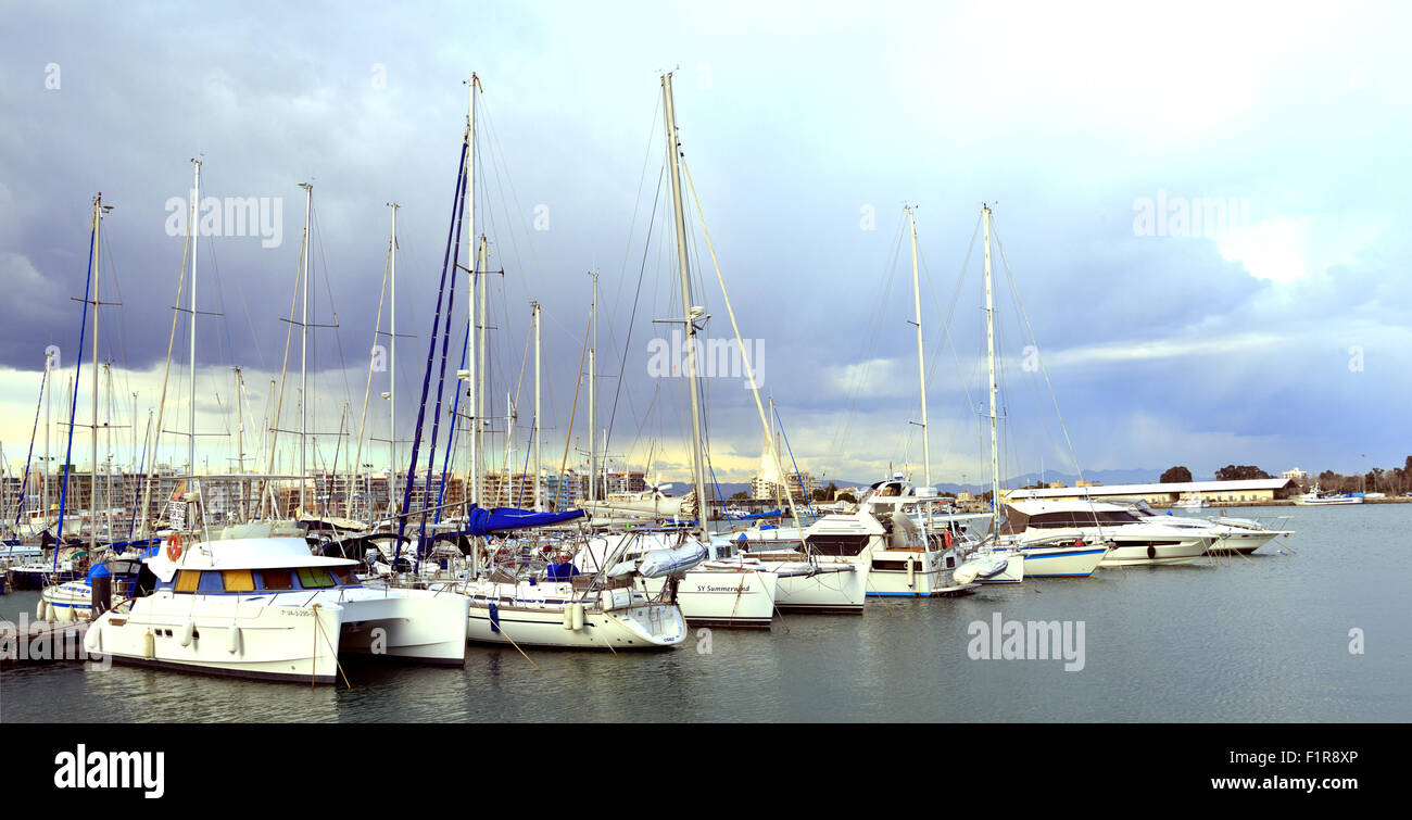 Yachten und Boote ankern in Puerto de Burriana Stockfoto