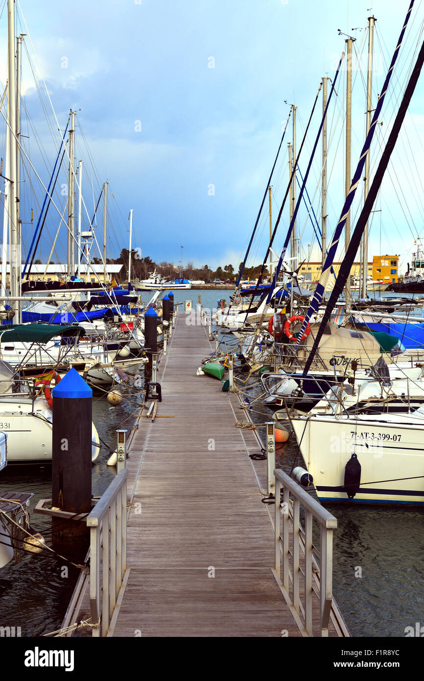 Yachten und Boote vertäut an einem Ponton in Puerto de Burriana Stockfoto