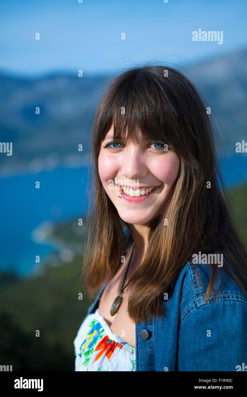 Eine attraktive junge kaukasische Brünette Frau lächelt Stockfoto
