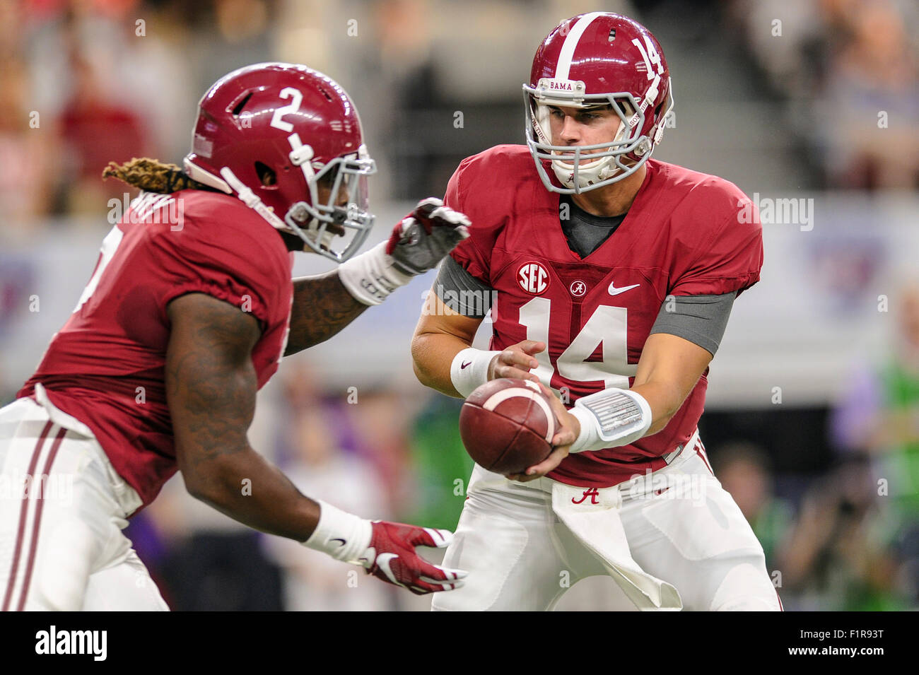 Arlington, Texas, USA. 5. September 2015. Alabama Quarterback Jake Coker (14) übergibt den Ball von Runningback Derrick Henry (2) wenn die Crimson Tide Wisconsin in einem NCAA Football-Spiel im AT&T Stadium Samstag, 5. September 2015, in Arlington, Texas gespielt. Bildnachweis: Cal Sport Media/Alamy Live-Nachrichten Stockfoto