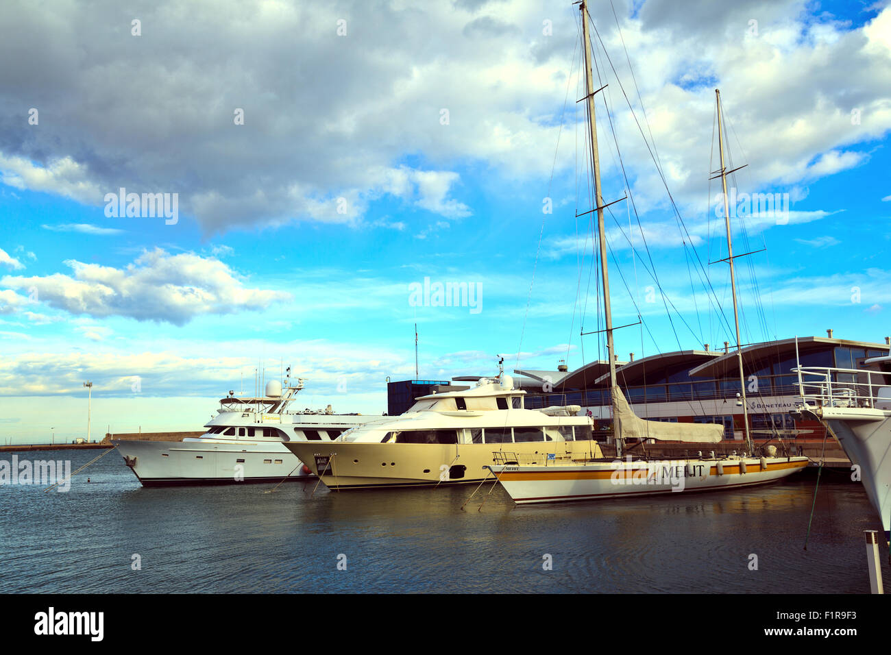 Luxus-Boote ankern in Puerto de Burriana Stockfoto