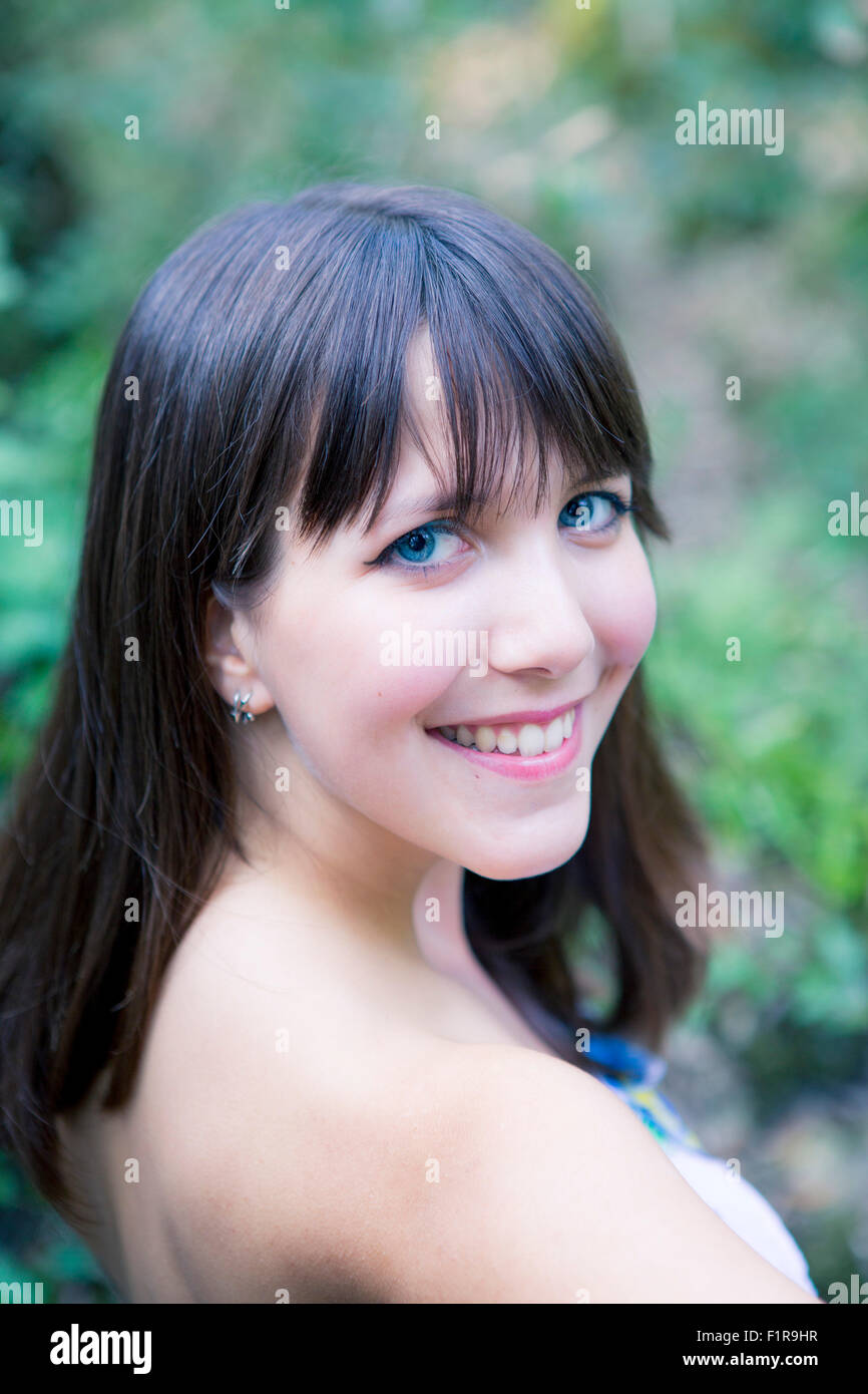Eine attraktive junge kaukasische Brünette Frau lächelt Stockfoto