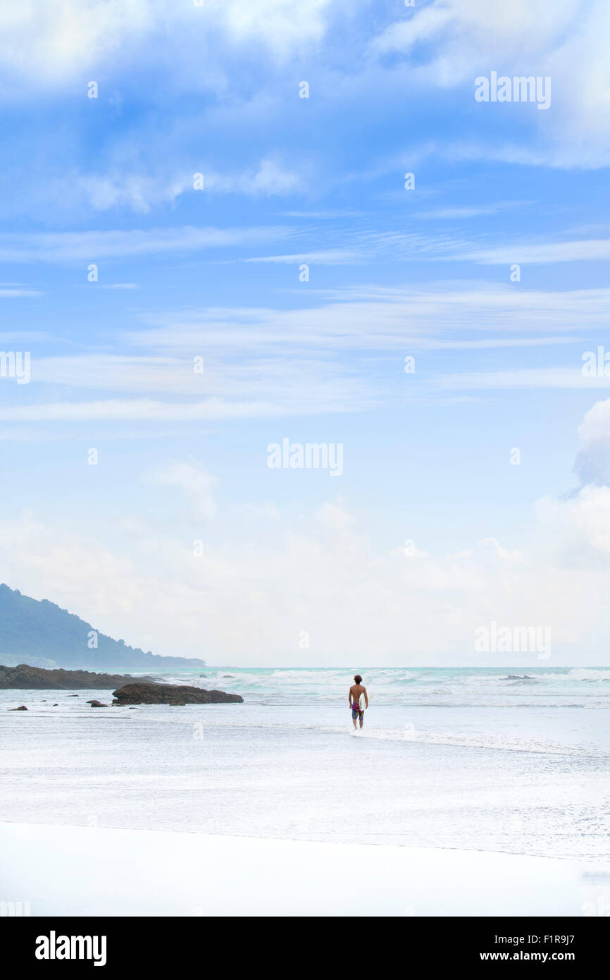 Surfer am Strand in Santa Teresa Costa Rica Stockfoto