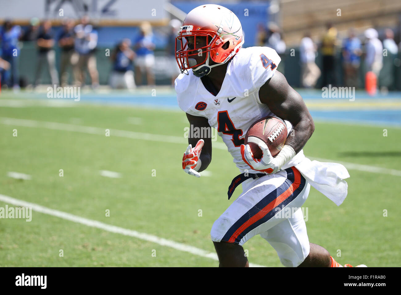 Pasadena, CA. 5 Sep 2015. Virginia Cavaliers Runningback Taquan Mizzell #4 findet einige laufende Platz im Spiel zwischen den Virginia Cavaliers und die UCLA Bruins und der Rose Bowl in Pasadena, CA. Fotograf: Peter Joneleit für Cal Sport Media/Alamy Live News Stockfoto