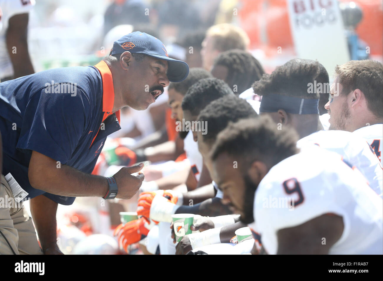 Pasadena, CA. 5 Sep 2015. Ein Virginia-Trainer spricht mit He Verteidigung, nachdem sie einen Touchdown im Spiel zwischen den Virginia Cavaliers und die UCLA Bruins und der Rose Bowl in Pasadena, CA. Fotograf aufgegeben: Peter Joneleit für Cal Sport Media/Alamy Live News Stockfoto