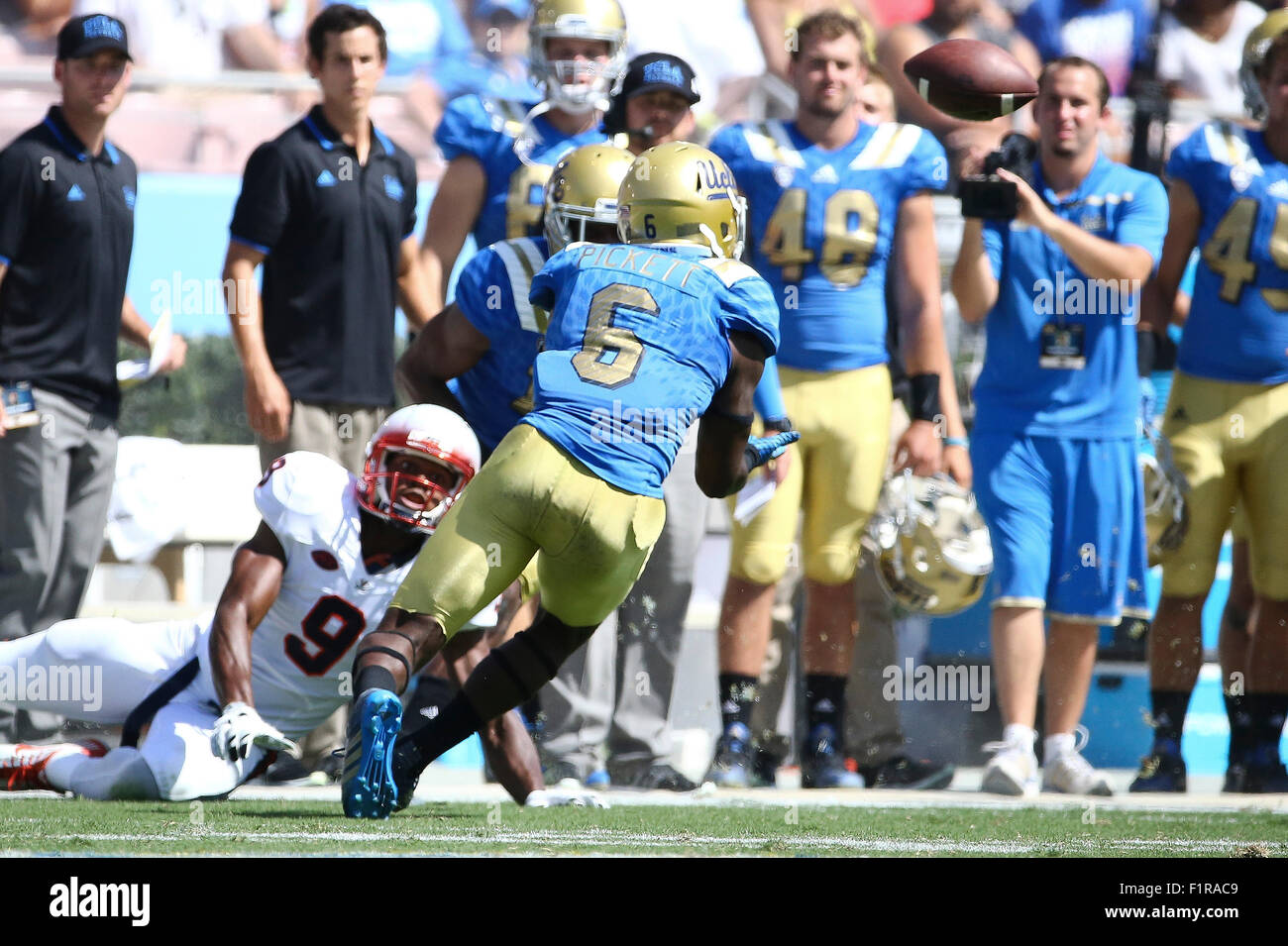 Pasadena, CA. 5 Sep 2015. UCLA Bruins defensive zurück Adarius Pickett #6 fängt einen Pass als Virginia Cavaliers Wide Receiver Kanaan Severin #9 auf das Spiel im Spiel zwischen den Virginia Cavaliers und die UCLA Bruins und der Rose Bowl in Pasadena, CA. Fotograf fällt: Peter Joneleit für Cal Sport Media/Alamy Live News Stockfoto