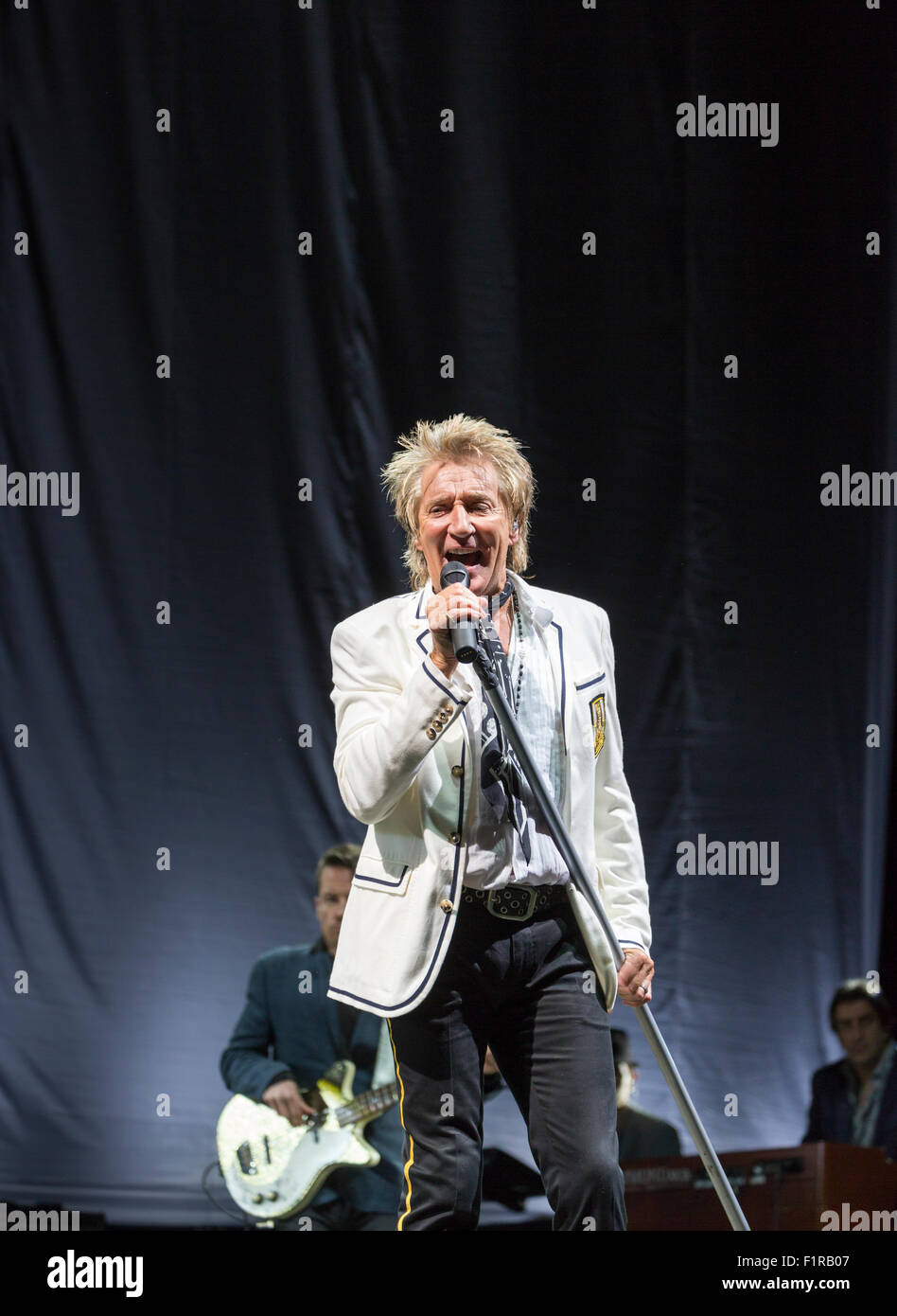 Ewhurst, Surrey, England.  5. September 2015.  Rod Stewart singt live auf der Bühne mit The Faces. Die Gesichter Wiedersehen: Rod Stewart, Ronnie Wood und Kenney Jones, die überlebenden Mitglieder der The Faces durchgeführt zusammen zum ersten Mal in mehr als 40 Jahren in einem live-Konzert am Hurtwood Park Polo Club, Ewhurst, Surrey, England, als Teil des Felsens ' n ' PS-Veranstaltung zur Unterstützung der Prostate Cancer UK. Bildnachweis: Graham Lehrling/Alamy Live-Nachrichten Stockfoto