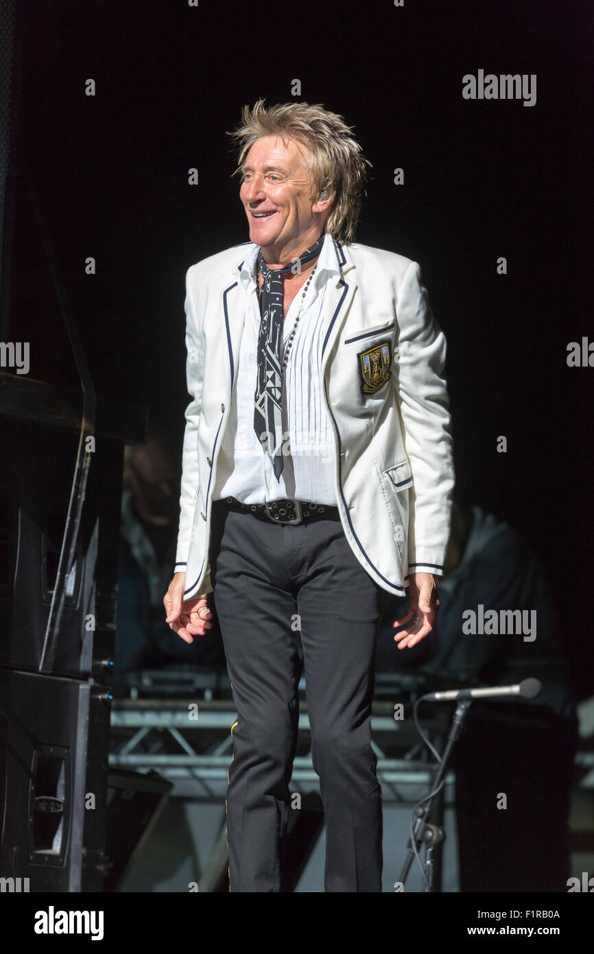 Ewhurst, Surrey, England.  5. September 2015.  Rod Stewart, lächelnd, führt mit The Faces live auf der Bühne. Die Gesichter Wiedersehen: Rod Stewart, Ronnie Wood und Kenney Jones, die überlebenden Mitglieder der The Faces durchgeführt zusammen zum ersten Mal in mehr als 40 Jahren in einem live-Konzert am Hurtwood Park Polo Club, Ewhurst, Surrey, England, als Teil des Felsens ' n ' PS-Veranstaltung zur Unterstützung der Prostate Cancer UK. Bildnachweis: Graham Lehrling/Alamy Live-Nachrichten Stockfoto