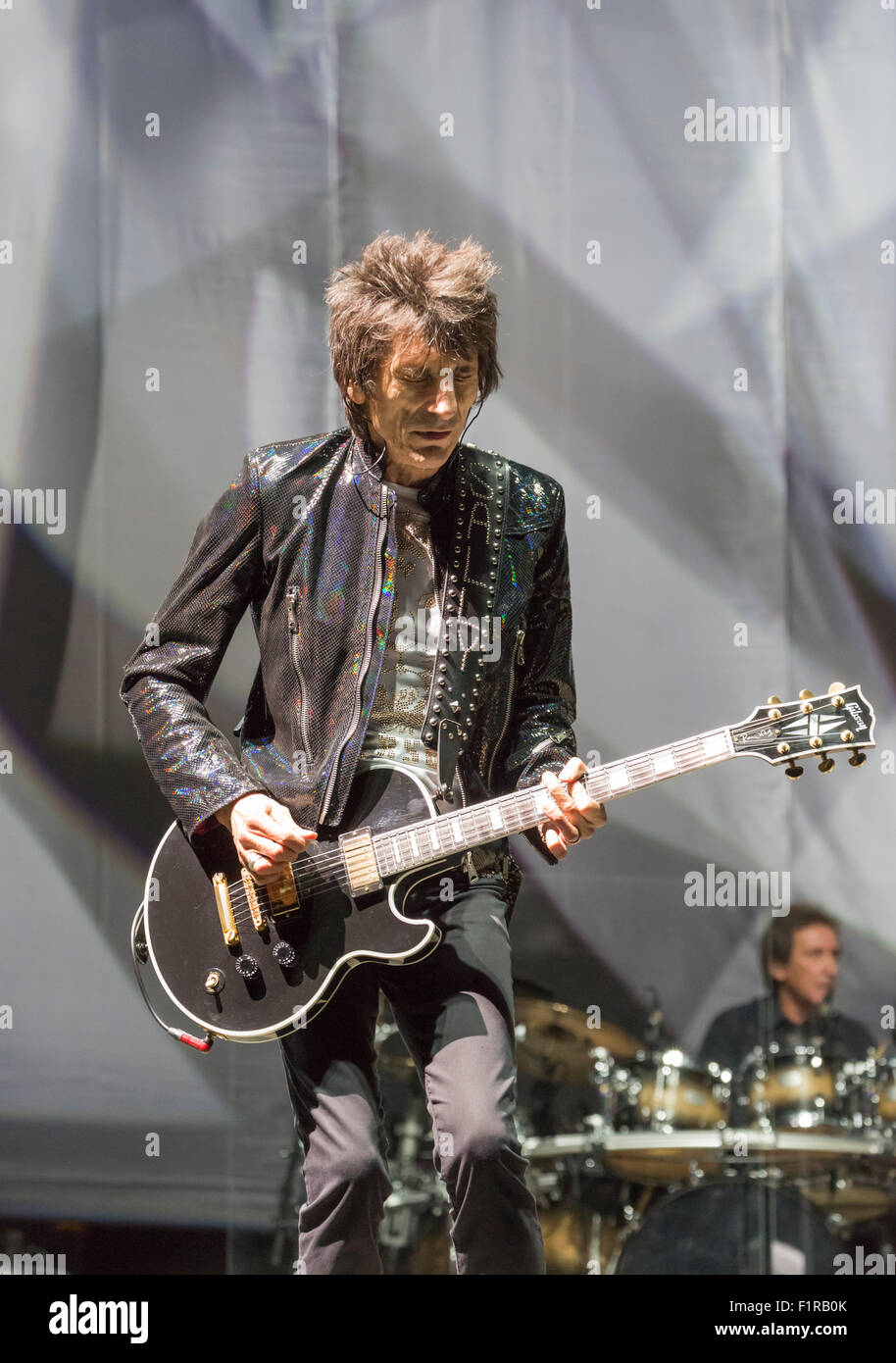 Ewhurst, Surrey, England.  5. September 2015.  Ronnie Wood spielt die Gitarre live auf der Bühne mit The Faces. Die Gesichter Wiedersehen: Rod Stewart, Ronnie Wood und Kenney Jones, die überlebenden Mitglieder der The Faces durchgeführt zusammen zum ersten Mal in mehr als 40 Jahren in einem live-Konzert am Hurtwood Park Polo Club, Ewhurst, Surrey, England, als Teil des Felsens ' n ' PS-Veranstaltung zur Unterstützung der Prostate Cancer UK. Bildnachweis: Graham Lehrling/Alamy Live-Nachrichten Stockfoto