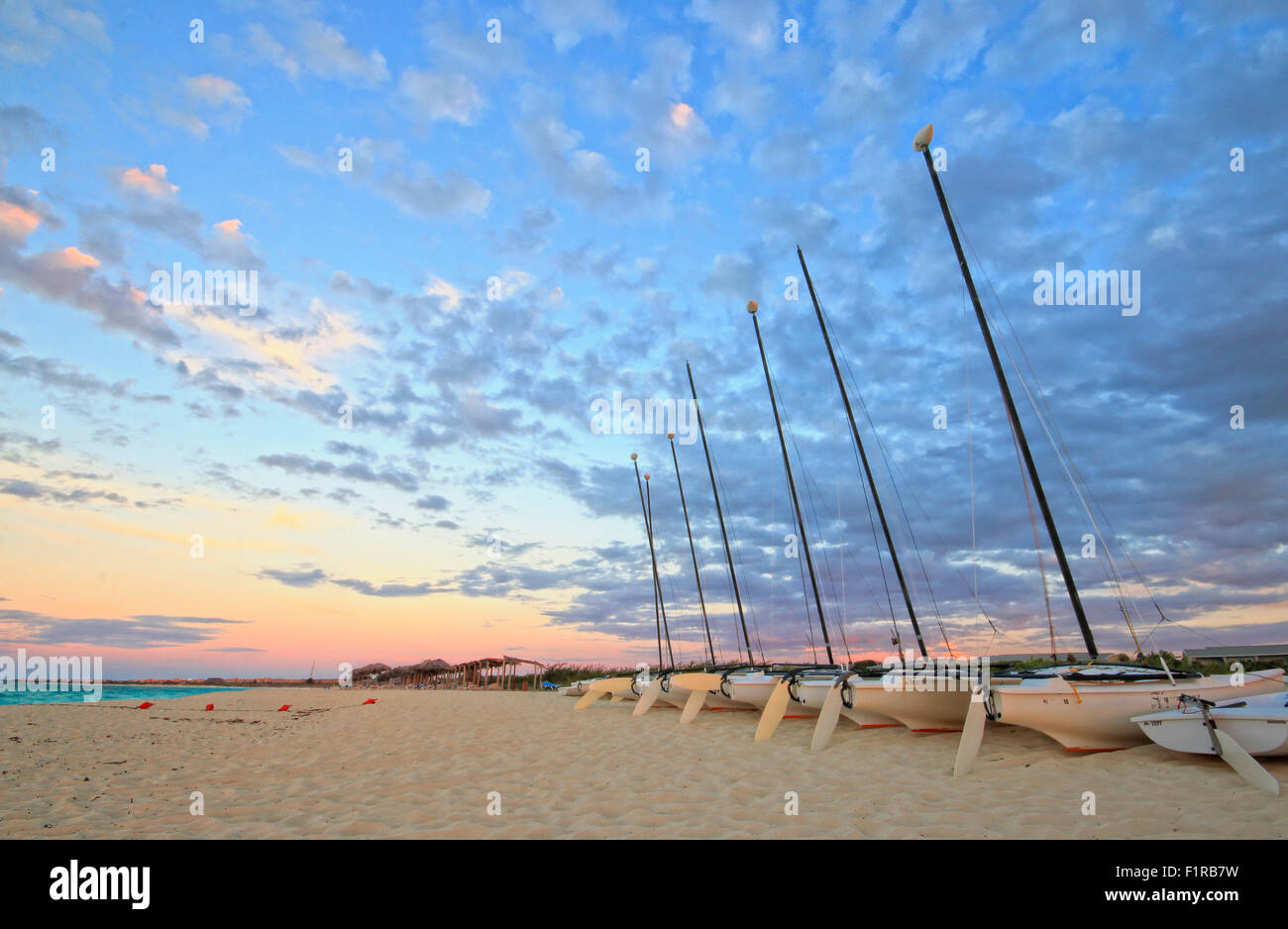 Segelboote ruht auf Sandstrand in tropischen Resort auf Cayo Santa Maria in Kuba in der Abenddämmerung Stockfoto