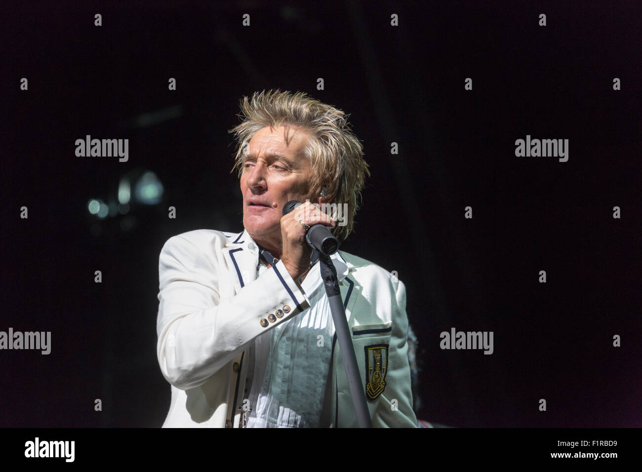 Ewhurst, Surrey, England.  5. September 2015.  Rod Stewart singt, die live auf der Bühne mit The Faces. Die Gesichter Wiedersehen: Rod Stewart, Ronnie Wood und Kenney Jones, die überlebenden Mitglieder der The Faces durchgeführt zusammen zum ersten Mal in mehr als 40 Jahren in einem live-Konzert am Hurtwood Park Polo Club, Ewhurst, Surrey, England, als Teil des Felsens ' n ' PS-Veranstaltung zur Unterstützung der Prostate Cancer UK. Bildnachweis: Graham Lehrling/Alamy Live-Nachrichten Stockfoto