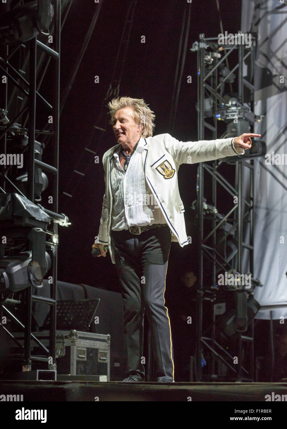 Ewhurst, Surrey, England.  5. September 2015.  Rod Stewart zeigt seine Finger, während die live auf der Bühne mit The Faces. Die Gesichter Wiedersehen: Rod Stewart, Ronnie Wood und Kenney Jones, die überlebenden Mitglieder der The Faces durchgeführt zusammen zum ersten Mal in mehr als 40 Jahren in einem live-Konzert am Hurtwood Park Polo Club, Ewhurst, Surrey, England, als Teil des Felsens ' n ' PS-Veranstaltung zur Unterstützung der Prostate Cancer UK. Bildnachweis: Graham Lehrling/Alamy Live-Nachrichten Stockfoto