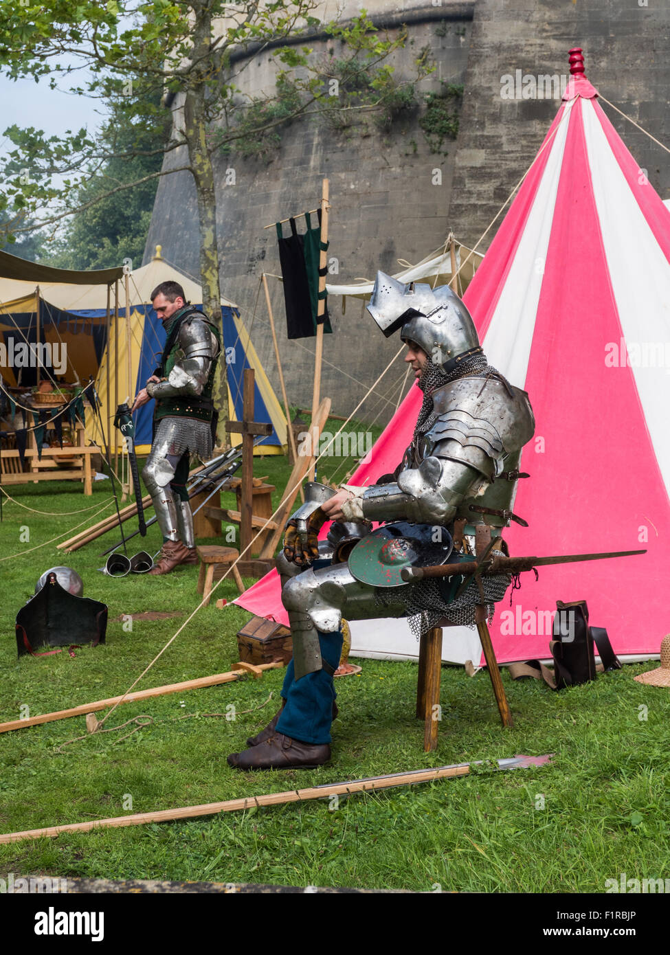 Ein Ritter in glänzender Rüstung bereitet für ein Turnier Stockfoto