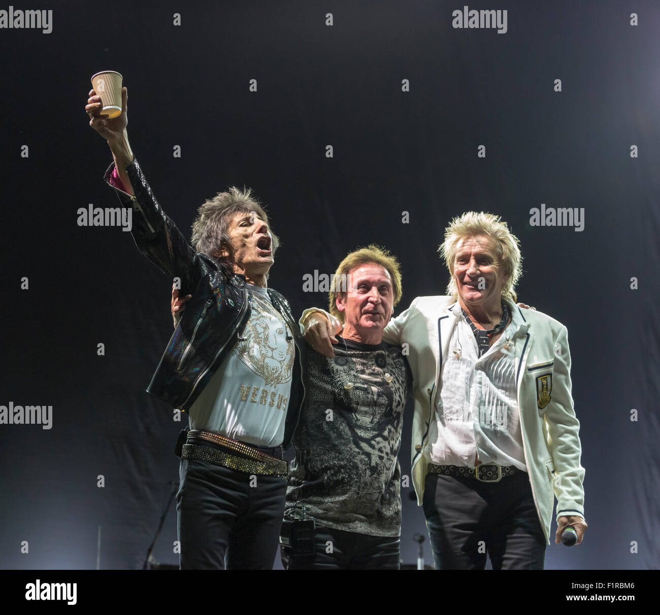 Ewhurst, Surrey, England.  5. September 2015.  Rod Stewart, Ronnie Wood und Kenney Jones live auf der Bühne nehmen den Applaus des Publikums am Ende von The Faces Reunion Leistung.  Die Gesichter Wiedersehen: Rod Stewart, Ronnie Wood und Kenney Jones, die überlebenden Mitglieder der The Faces durchgeführt zusammen zum ersten Mal in mehr als 40 Jahren in einem live-Konzert am Hurtwood Park Polo Club, Ewhurst, Surrey, England, als Teil des Felsens ' n ' PS-Veranstaltung zur Unterstützung der Prostate Cancer UK. Bildnachweis: Graham Lehrling/Alamy Live-Nachrichten Stockfoto