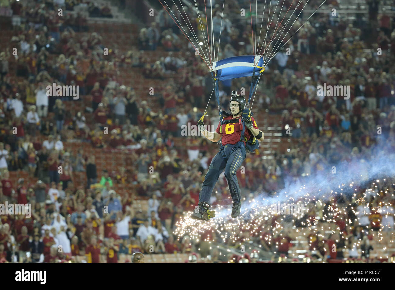 Los Angeles, CA, d. h. USA. 5. Sep, 2015. 5. September 2015: The Navy Fallschirm-Team fliegt in He Stadion tragen USC Trikots vor dem Spiel zwischen den Arkansas Zustand Rot Wölfe und die USC Trojans, das Kolosseum in Los Angeles, CA. Fotograf: Peter Joneleit für Zuma Wire Service © Peter Joneleit/ZUMA Draht/Alamy Live News Stockfoto