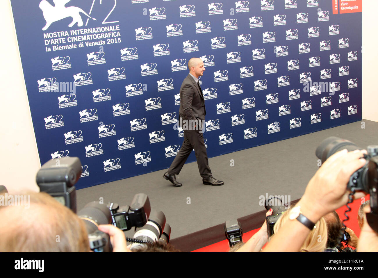 Italien, Venedig: Shia LaBeouf stellt bei einem Fototermin für den Film Man Down während der 72th jährlichen internationalen Filmfestspiele am 6. September 2015 in Venedig Stockfoto