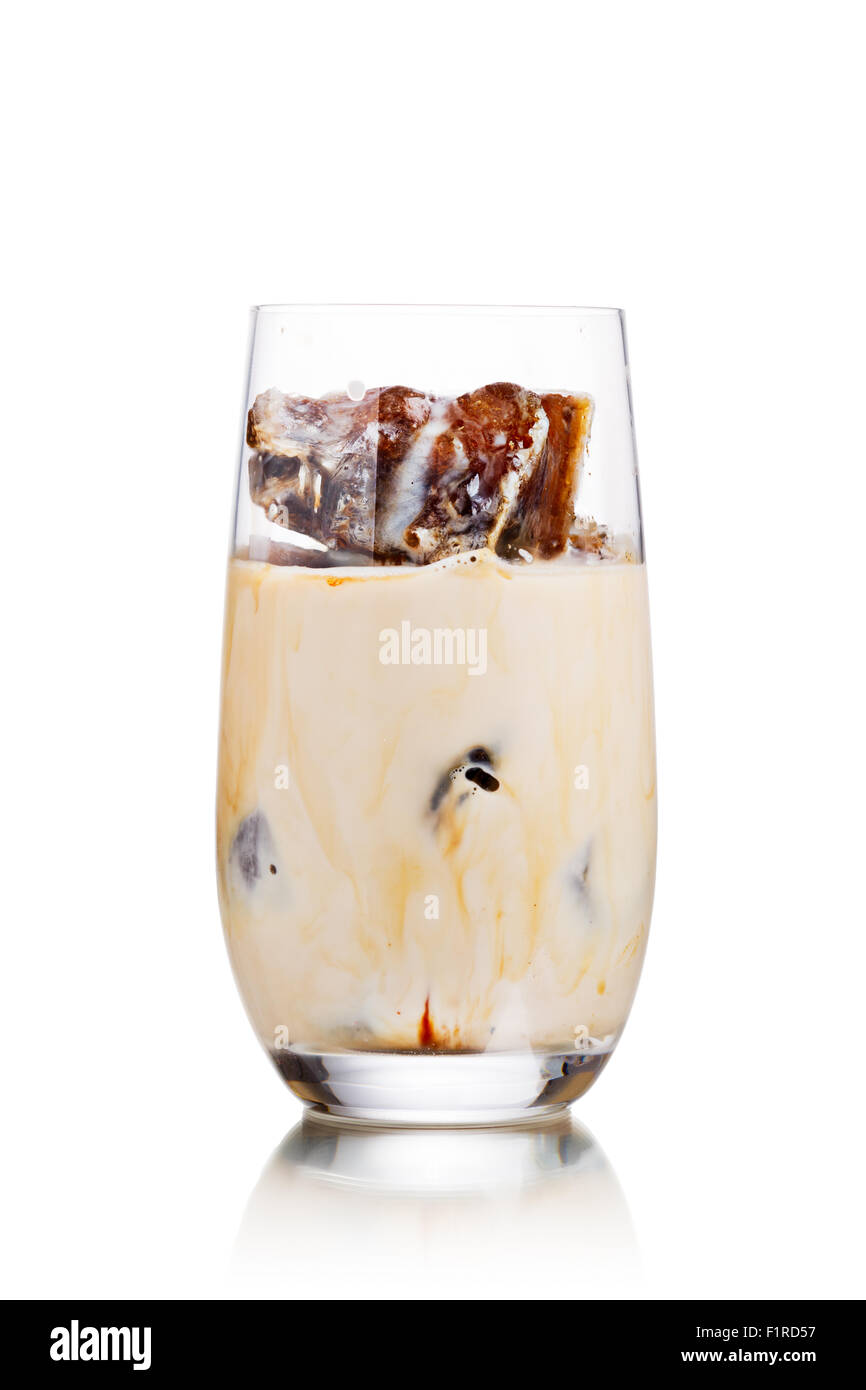 Milchkaffee cocktail aus gefrorenem Kaffee Cubes in Longdrinkglas geben. Geeiste Milchkaffee Stockfoto