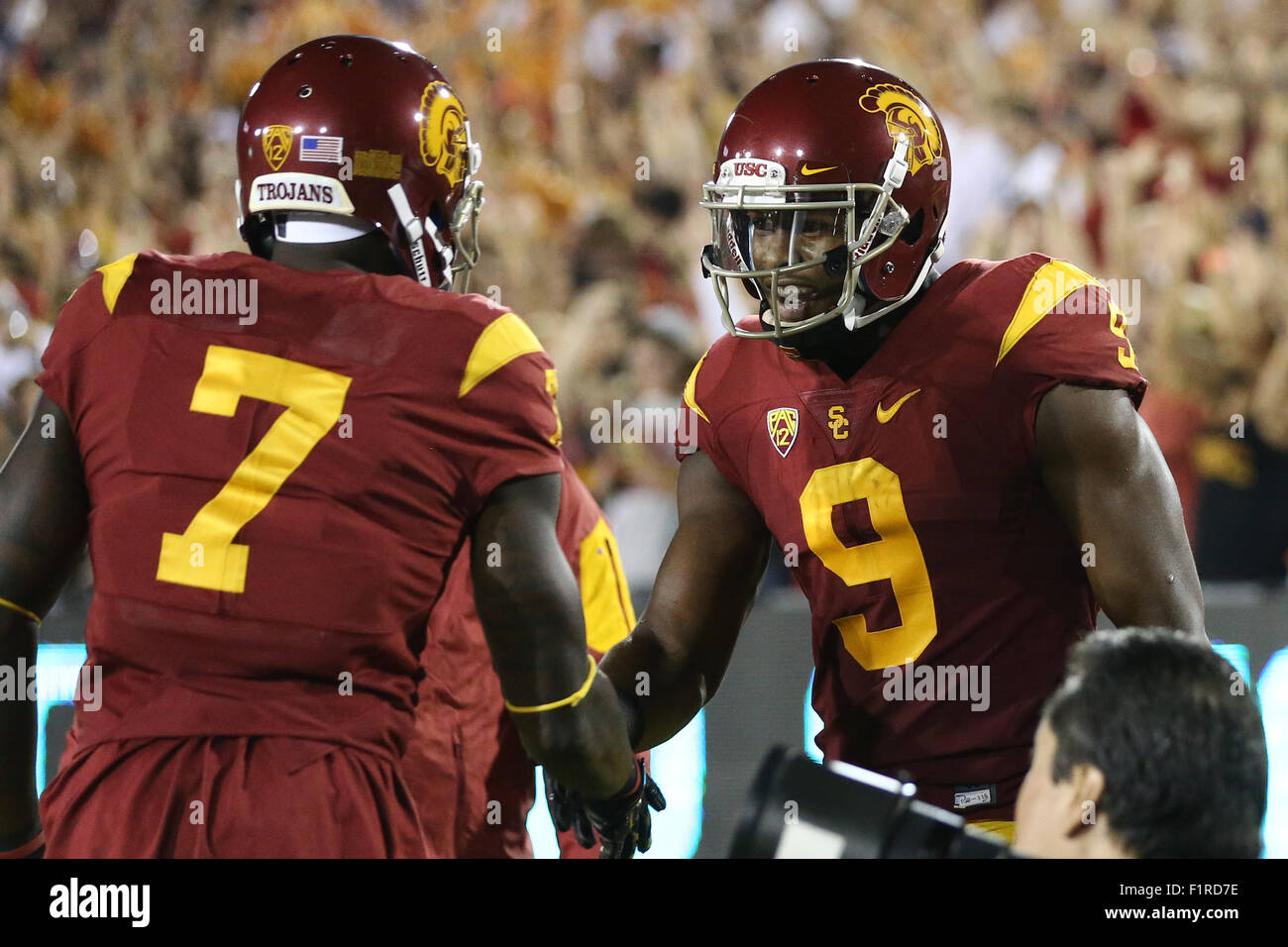 Los Angeles, CA, d. h. USA. 5. Sep, 2015. 5. September 2015: USC Trojans Wide Receiver JuJu Smith-Schuster #9 feiert seine Touchdown mit USC Trojans Wide Receiver Steven Mitchell #7 im Spiel zwischen den Arkansas Zustand Rot Wölfe und die USC Trojans, das Kolosseum in Los Angeles, CA. Fotograf: Peter Joneleit für Zuma Wire Service © Peter Joneleit/ZUMA Draht/Alamy Live News Stockfoto