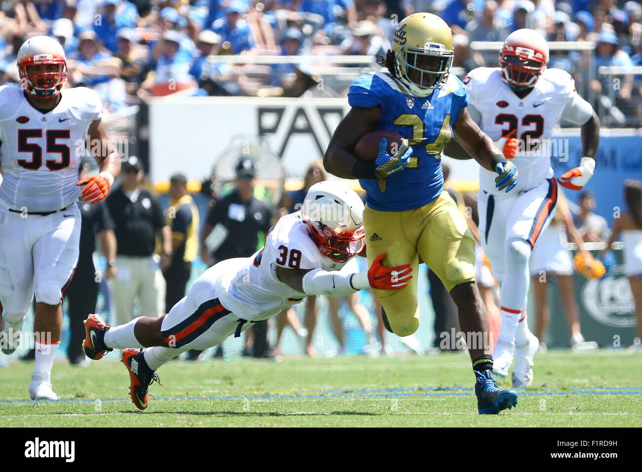 Pasadena, CA. 5 Sep 2015. UCLA Bruins Runningback Paul Perkins #24 versucht, ein Virginia Cavaliers Tauchsicherheit Kelvin Rainey #38 im Spiel zwischen den Virginia Cavaliers und die UCLA Bruins und der Rose Bowl in Pasadena, CA. Fotograf zu entkommen: Peter Joneleit für Cal Sport Media/Alamy Live News Stockfoto