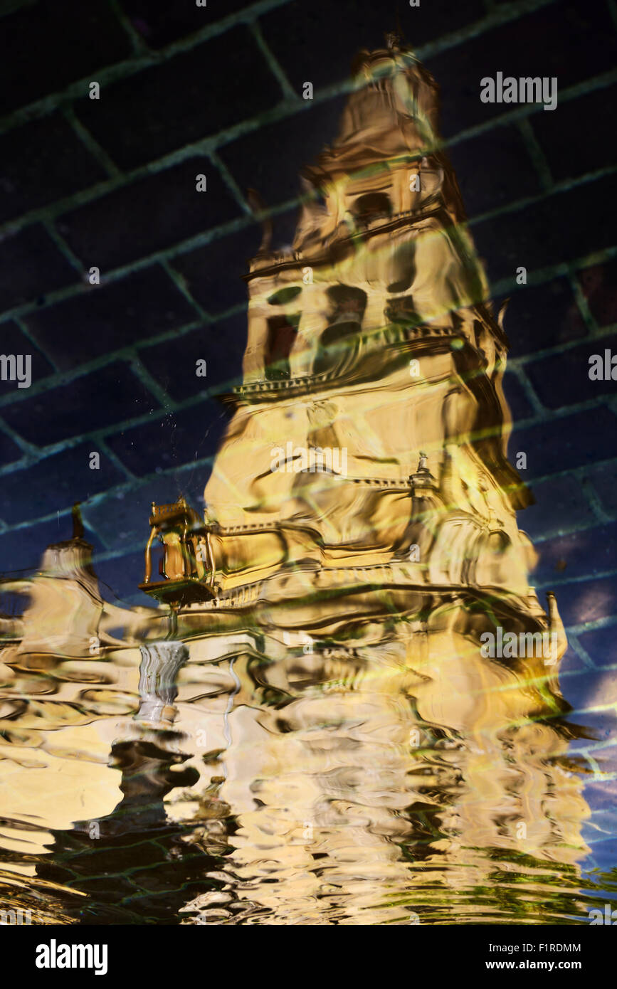 Reflexion der Glockenturm von der Moschee von Cordoba Kathedrale in den Hof des orangen-Brunnen Stockfoto