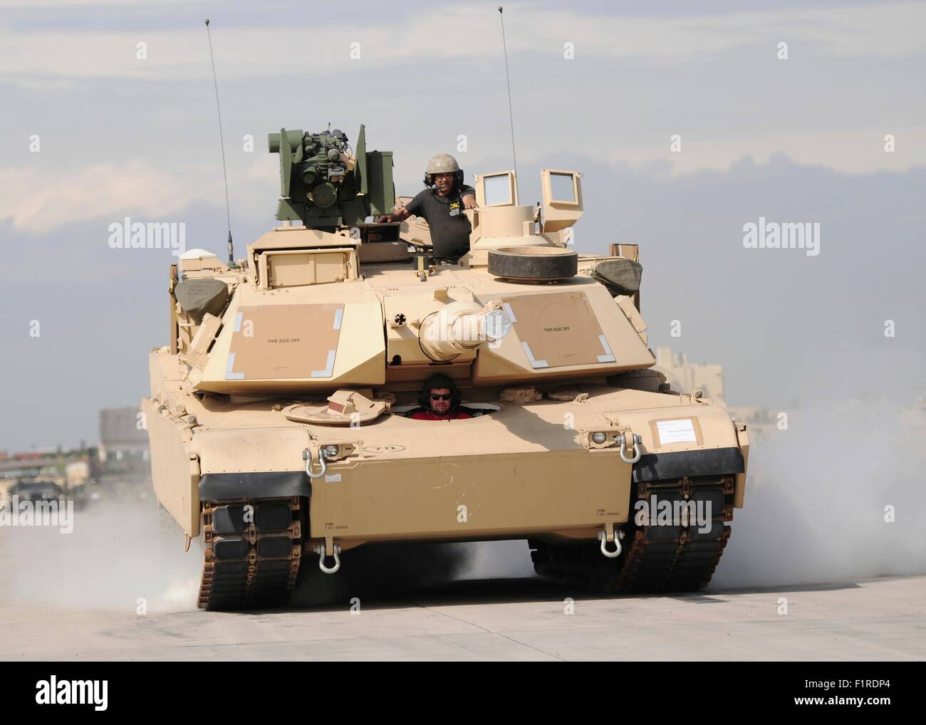 Auftragnehmer von der Baustelle Coleman führen Funktionsprüfungen ein M1A2 Abrams-Panzer während der US-Army Europa Sustainment Gelände Walk 1. September 2015 in Mannheim, Deutschland. Stockfoto Auftragnehmer von der Baustelle Coleman führen Funktionsprüfungen ein M1A2 Abrams-Panzer während der US-Army Europa Sustainment Gelände Walk 1. September 2015 in Mannheim, Deutschland. Stockfoto