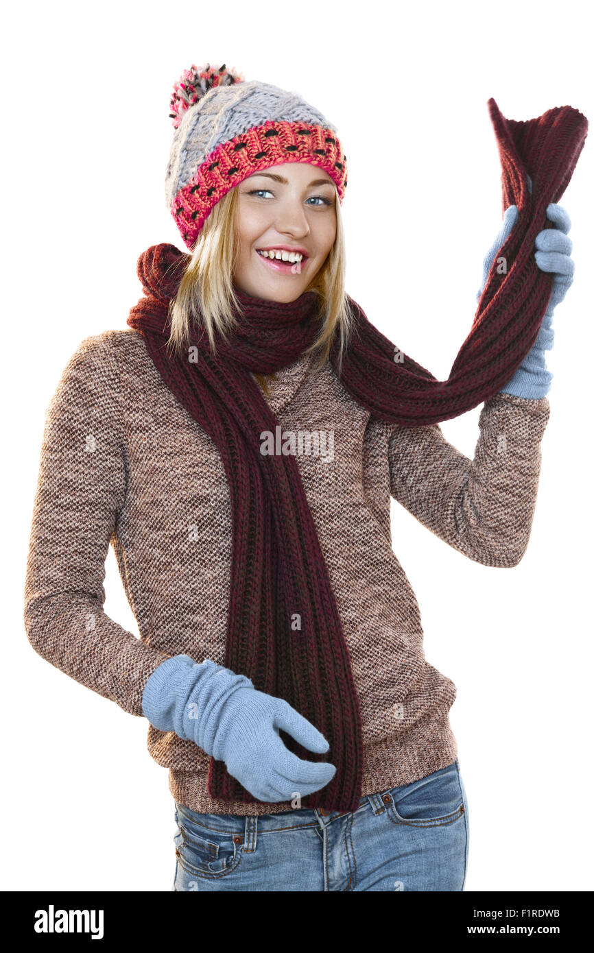 Attraktive Frau Winterkleidung lächelnd und wirft ihr Kopftuch zu tragen. Optimistische, positive, warme Konzept. Retuschiert, wi erschossen Stockfoto