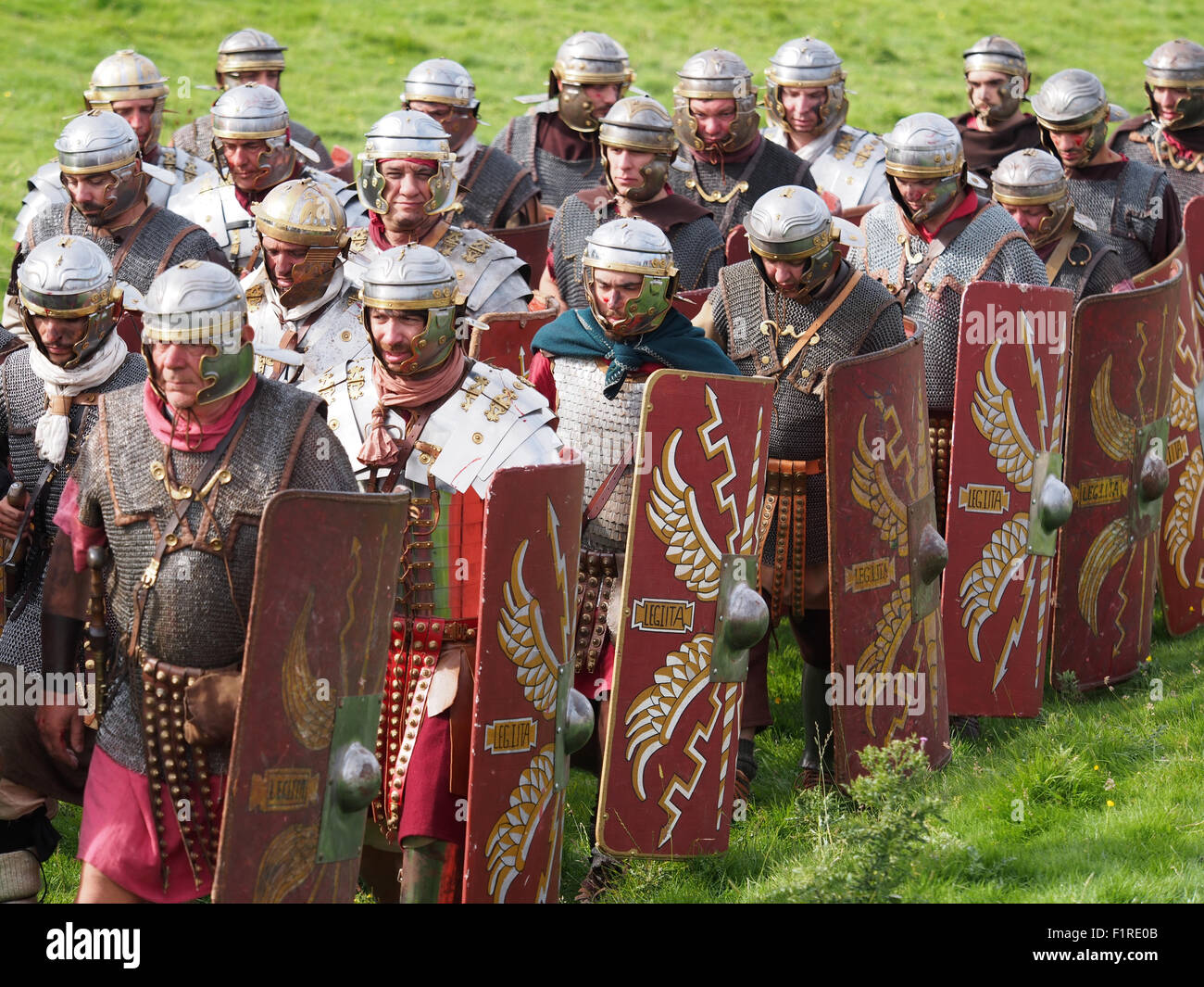 Birdoswald Fort, England, UK. 5. Sep, 2015: italienische Gruppe "Legio I Italica" führen Sie Re-Enactments Schlachten zwischen eine römische Legion und eine Gruppe von Barbaren am Hadrianswall in Nordengland. Bildnachweis: AC Bilder/Alamy Live-Nachrichten Stockfoto