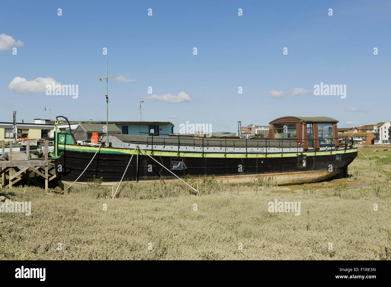 Hausboote in Shoreham Hafen West Sussex. Lifestyle living an der Mündung des Flusses Adur. Stockfoto