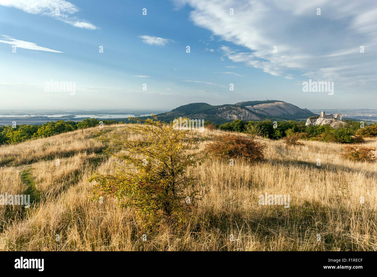 Tschechische Landschaft Palava Hügel, Ruine Orphan Castle, Sirotci Hradek in der Nähe von Mikulov, Südmähren, Tschechische Republik Landschaft Stockfoto