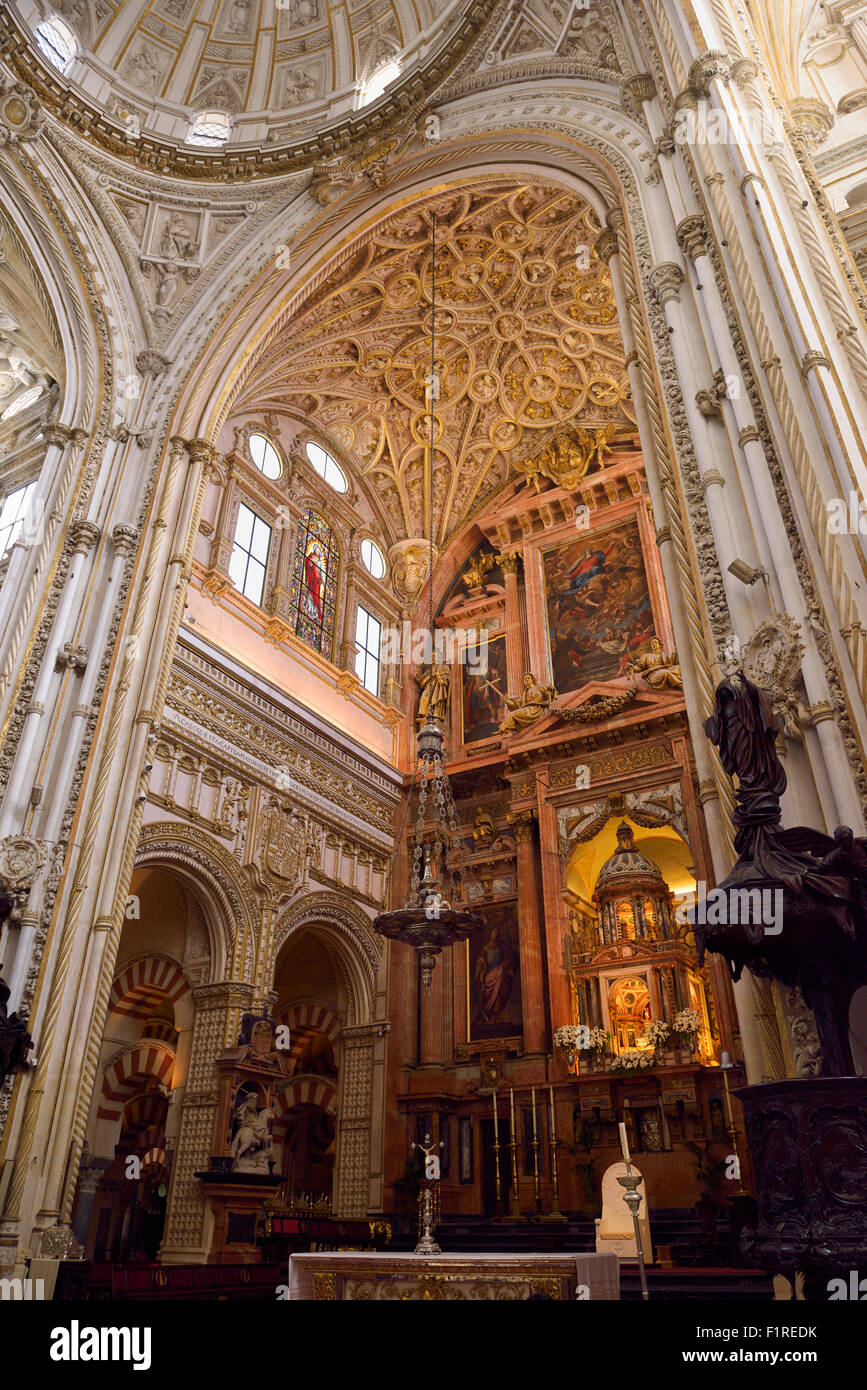 Renaissance hohen Hauptaltar und gotische Decke von der Moschee von Cordoba Kathedrale Stockfoto