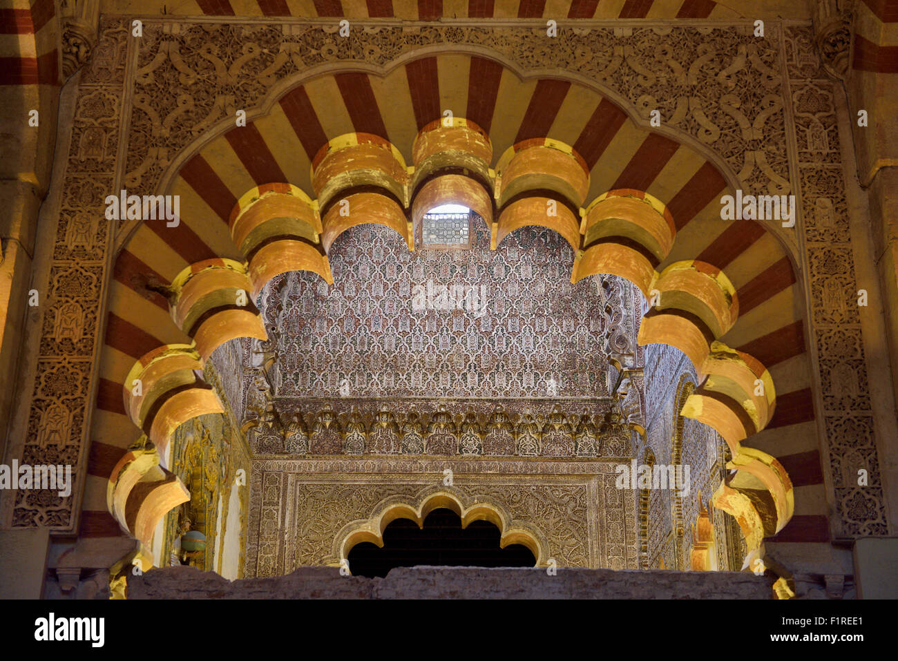 Zimmer in der Säulenhalle Gebet des maurischen Stil in der Moschee von Cordoba Kathedrale fein geschnitzt Stockfoto