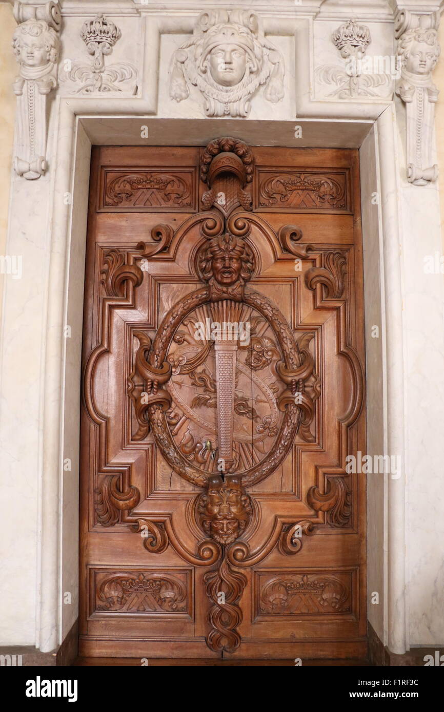 Alte Tür das Schloss von Fontainebleau Stockfoto
