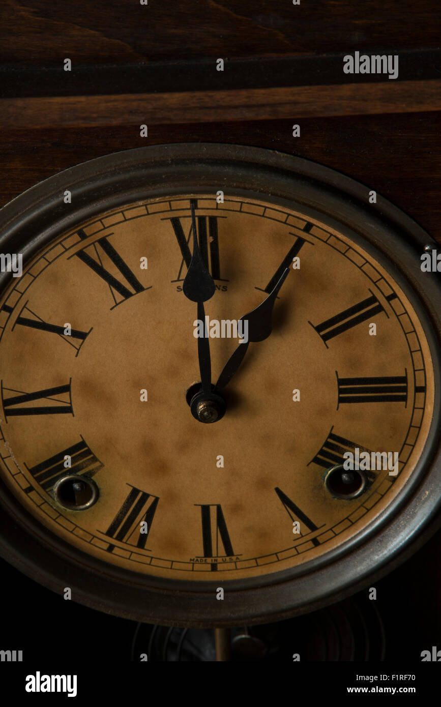 Antike Uhr zeigt 01:00 Stockfoto