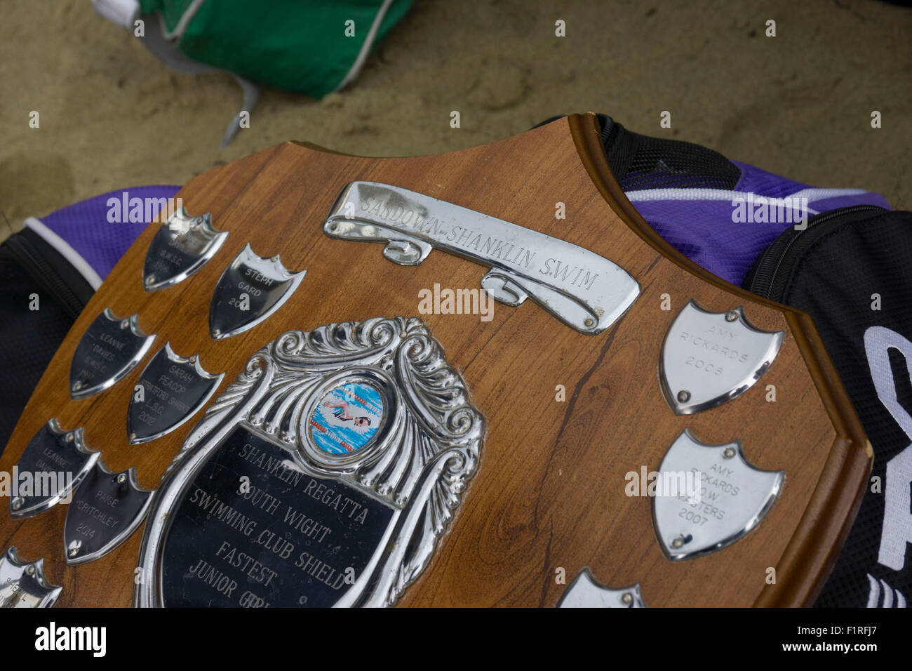 Isle Of Wight, UK, Samstag, 15. August 2015. Mitglieder des London Polytechnic Teams auf der jährlichen Sandown, Shanklin schwimmen. Sandown, Shanklin Meer schwimmen ist Gezeiten betreutes Schwimmen 2 Meile auch bekannt als das Pier, Pier-schwimmen. Trophäe. Stockfoto