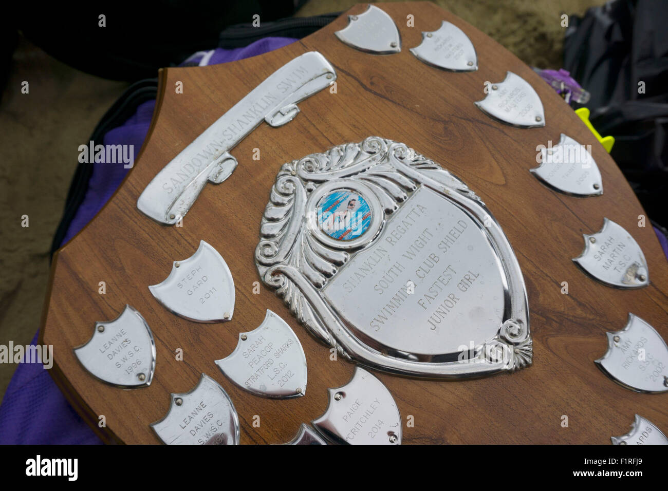 Isle Of Wight, UK, Samstag, 15. August 2015. Mitglieder des London Polytechnic Teams auf der jährlichen Sandown, Shanklin schwimmen. Sandown, Shanklin Meer schwimmen ist Gezeiten betreutes Schwimmen 2 Meile auch bekannt als das Pier, Pier-schwimmen. Trophäe. Stockfoto