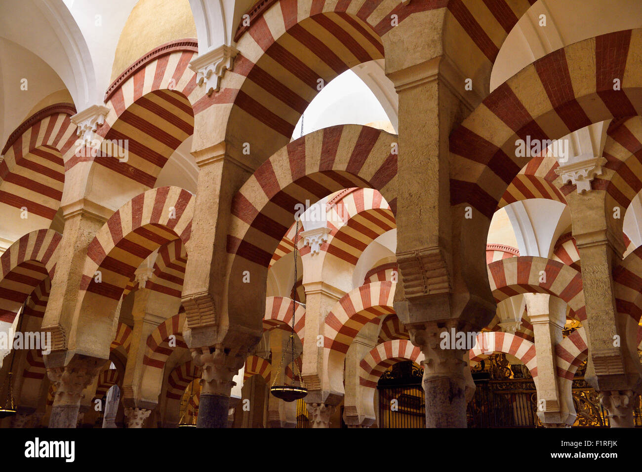 Decke mit doppelten Bögen aus weißem Stein und rotem Backstein im Gebet Hall von Cordoba Moschee jetzt Maria Himmelfahrt Kathedrale katholische Kirche Spanien Stockfoto