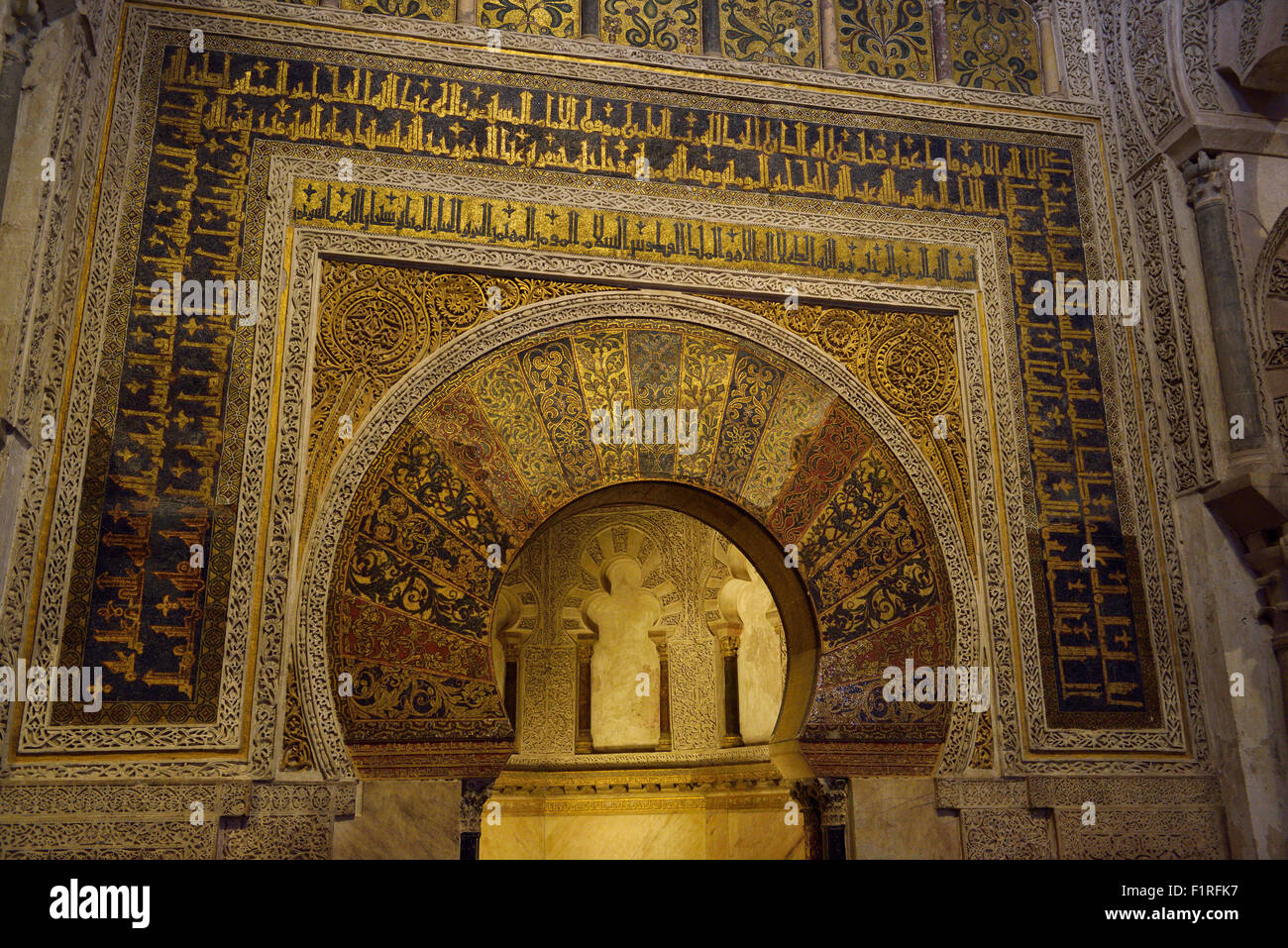 Mihrab mit gold Mosaik Design und Kalligraphie im Gebetsraum der Moschee Kathedrale von Cordoba Stockfoto