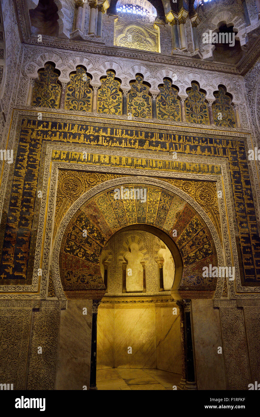 Mihrab Qibla Wand mit Goldmosaik-Design und Kalligrafie an der Gebetsraum der Moschee von Cordoba Kathedrale Stockfoto