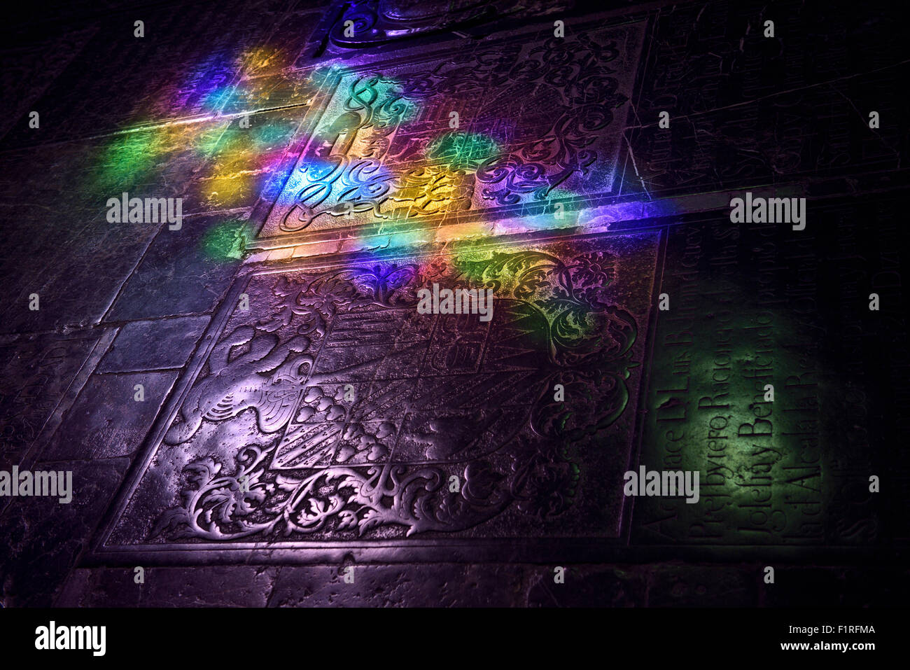 Glasmalerei farbiges Licht auf geschnitzten Grab Steinwappen Erdgeschoss des Cordoba Moschee-Kathedrale Stockfoto